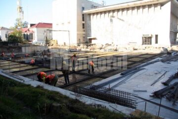 Pregătiri pentru turnarea planșeului parcării din spatele Casei de Cultură