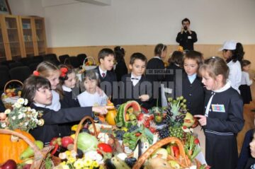 Elevii admirându-și lucrările