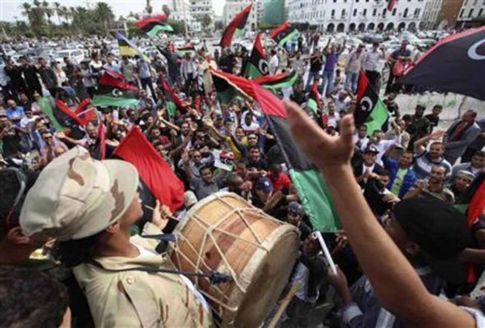 Mii de persoane au celebrat pe străzile din Tripoli moartea lui Muammar Kadhafi: Foto: Reuters