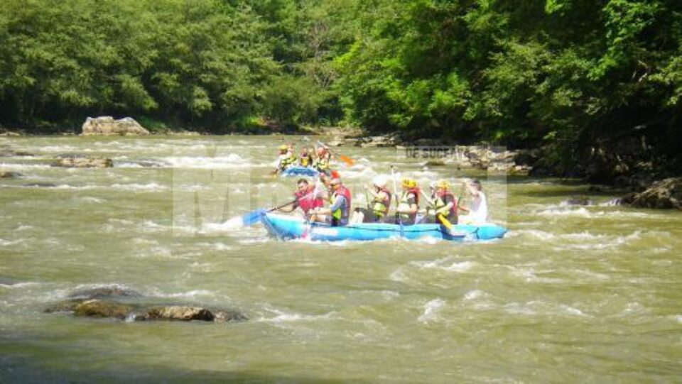 „Tradiție și adrenalină pe Bistrița” încheie sezonul de rafting din acest an