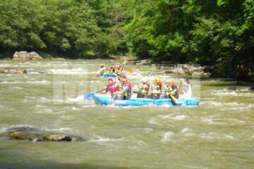 „Tradiție și adrenalină pe Bistrița” încheie sezonul de rafting din acest an