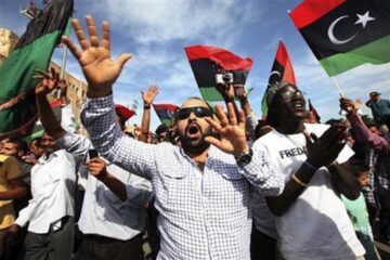 Mii de persoane au celebrat pe străzile din Tripoli moartea lui Muammar Kadhafi: Foto: Reuters