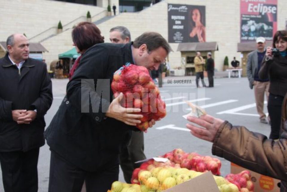 Președintele CJ, Gheorghe Flutur, a cumpărat un sac cu mere