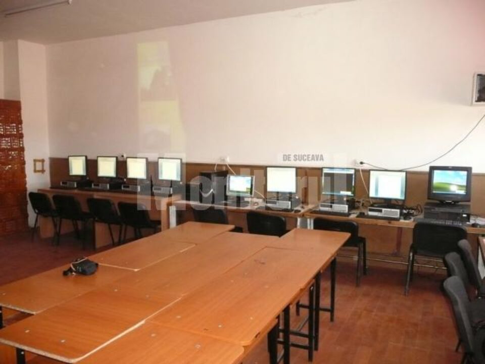 Democrat-liberalii suceveni au dotat cu șapte calculatoare laboratorul de informatică al școlii din Adâncata