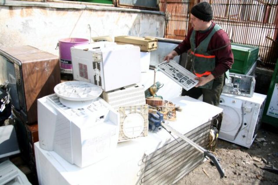 Peste 65% din românii din mediul urban nu știu despre existența unui punct de colectare selectivă a aparatelor electrice defecte