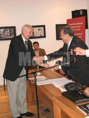 Președintele Dumitru Cucu înmânând Premiul pentru artă plastică lui Radu Bercea