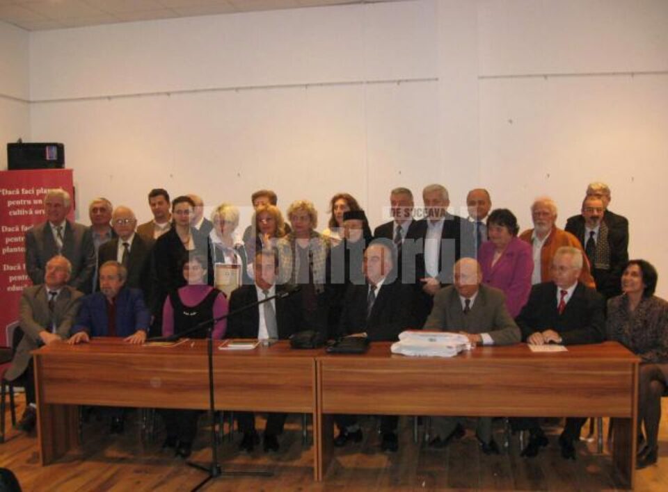 Fotografie de grup - Juriul și laureații celei de-a XVII-a ediții a Premiilor Fundației Culturale a Bucovinei