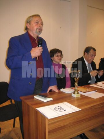 Scriitorul Ion Beldeanu prezentând laudatio pentru unul dintre premianți
