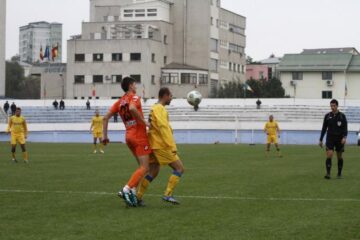 Fundașii nemțeni s-au ținut scai de atacanții lui Sporting. Foto: Nicolae Cătălin CÎMPAN