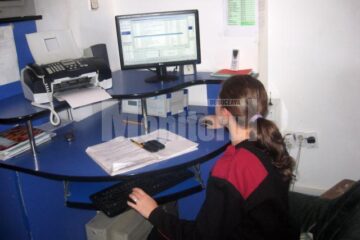 La dispeceratul firmei de pază, sistemele de alarmă sunt monitorizate non stop, iar în cazul unei posibile efracții echipa de intervenție este trimisă la fața locului