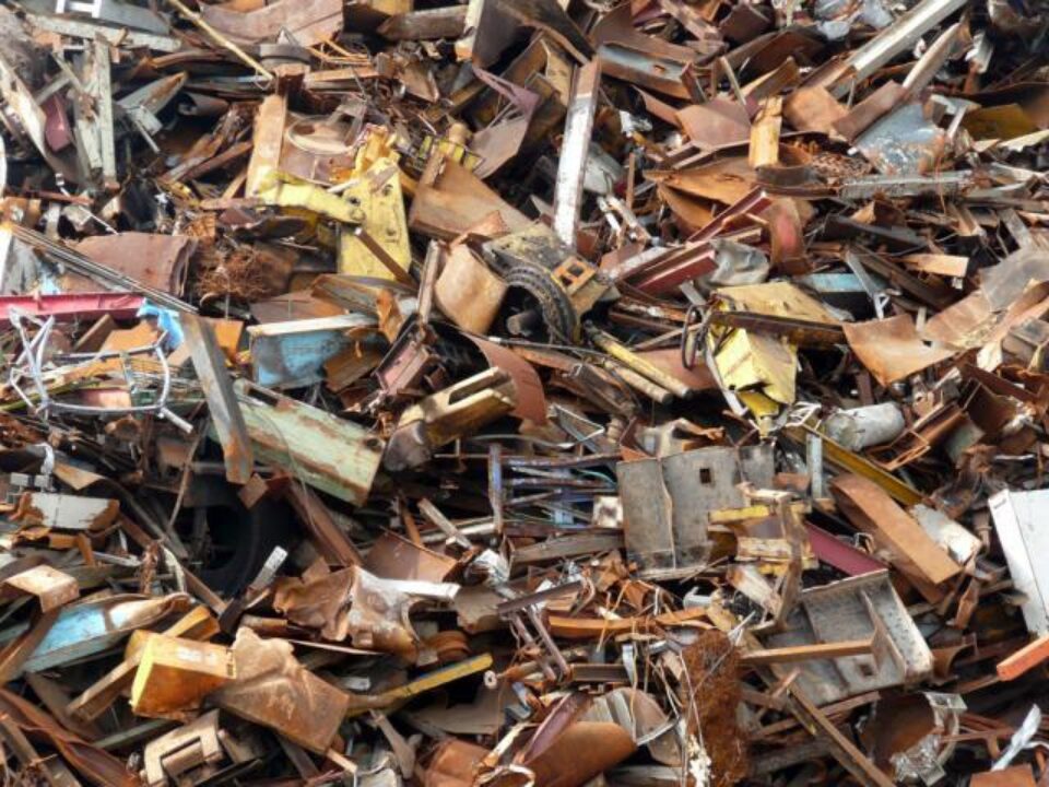 Păgubitul și-a găsit mașina tăiată în bucăți, la un centru de colectare din Fălticeni. Foto: Hazel Bregazzi