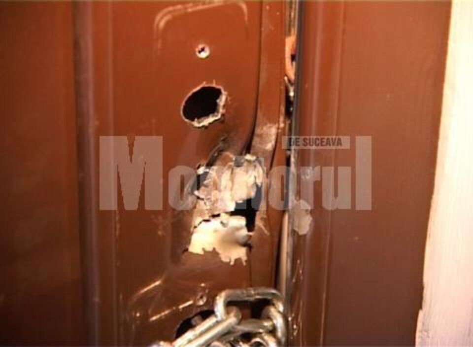 Ușa apartamentului în care s-a tras