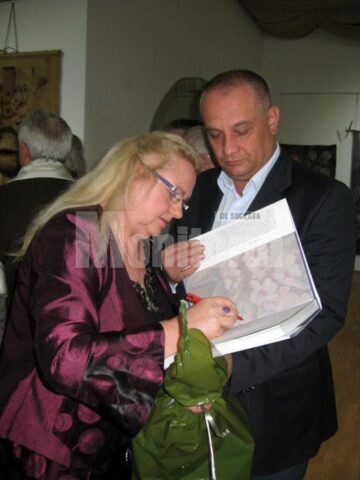 Lucia Pușcașu oferindu-i un autograf lui Alexandru Băișanu