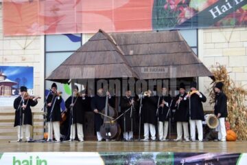 Spectacol artistic la târgul „Produs în Bucovina”