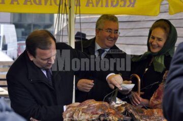 Împreună cu Ion Lungu și Sofia Vicoveanca, Gheorghe Flutur a gustat din vițelul la proțap frumos rumenit și foarte apetisant