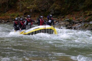 Apa mică și frigul nu au împiedicat desfășurarea primei ediții din acest an a concursului de river rafting pe râul Bistrița