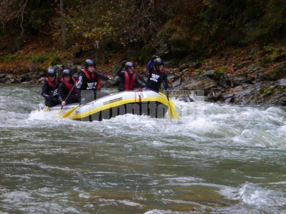 Apa mică și frigul nu au împiedicat desfășurarea primei ediții din acest an a concursului de river rafting pe râul Bistrița
