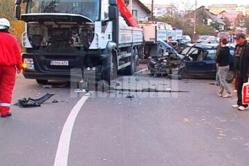 Șoferul autoturismului Skoda a pierdut controlul asupra volanului și s-a izbit într-un camion care transporta saci din ciment