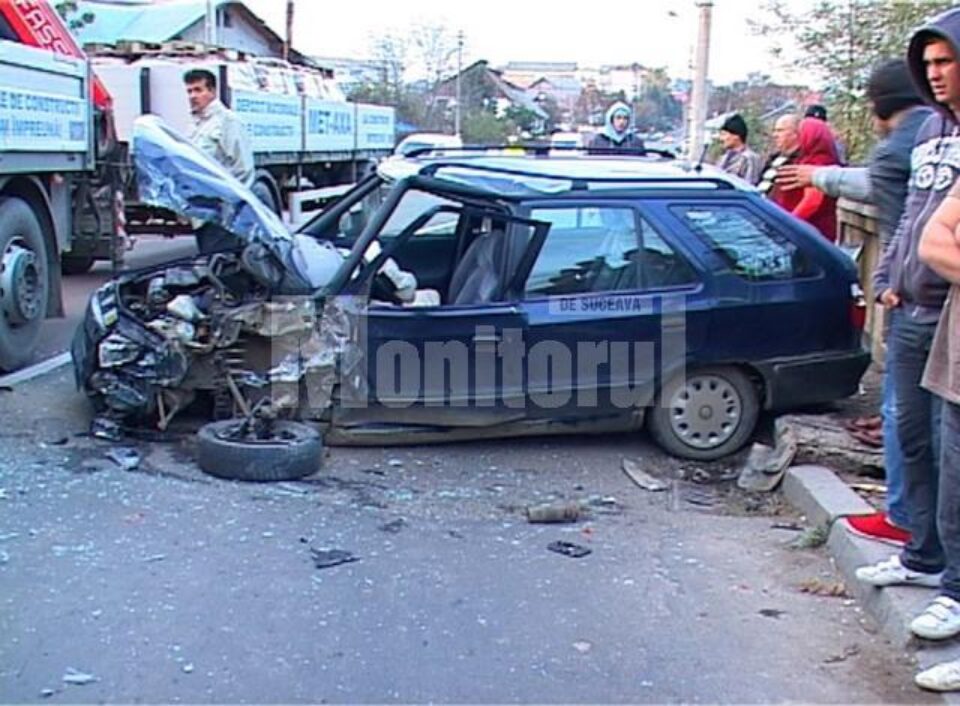 Șoferul autoturismului a suferit leziuni serioase, fiind transportat de urgență la Spitalul Județean Suceava