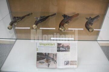 Exponate însoțite de reviste care ilustrează și explică funcționarea armelor