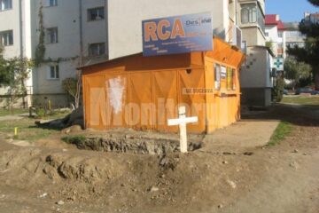 Groapa se află lângă o cărare intens circulată