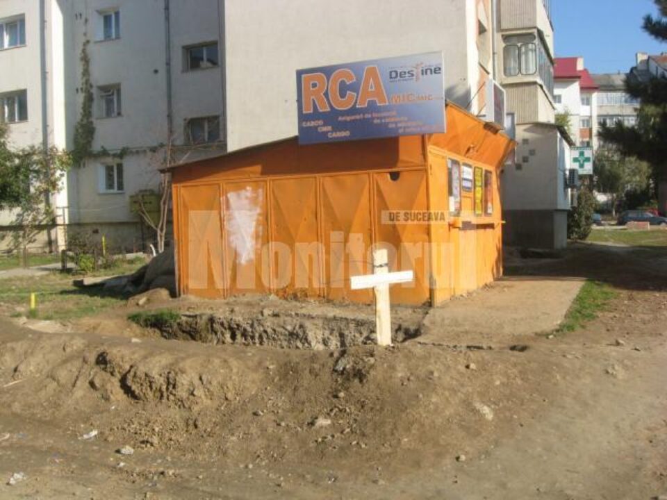 Groapa se află lângă o cărare intens circulată