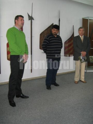 Muzeograful drd. Marcel Catrinar prezentând expoziția