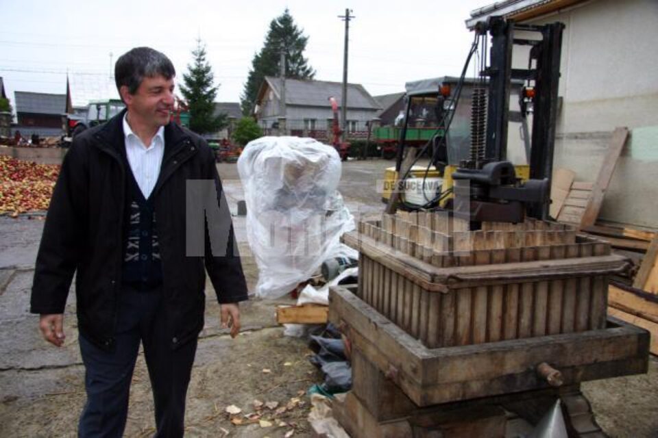 Konrad Hafner alături de presa din lemn de stejar adusă din Elveția Konrad Hafner alături de presa din lemn de stejar adusă din Elveția