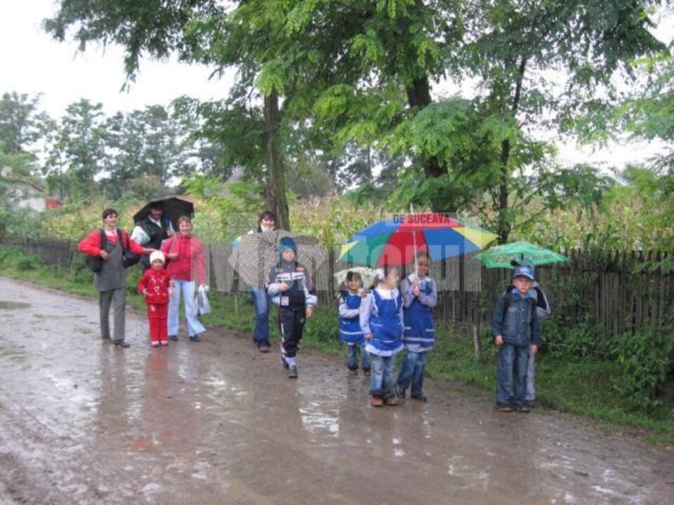 Unii elevi din satele și cătunele izolate ale județului au de mers până la 12 kilometri pe jos până la școală și înapoi