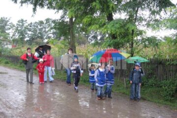 Unii elevi din satele și cătunele izolate ale județului au de mers până la 12 kilometri pe jos până la școală și înapoi