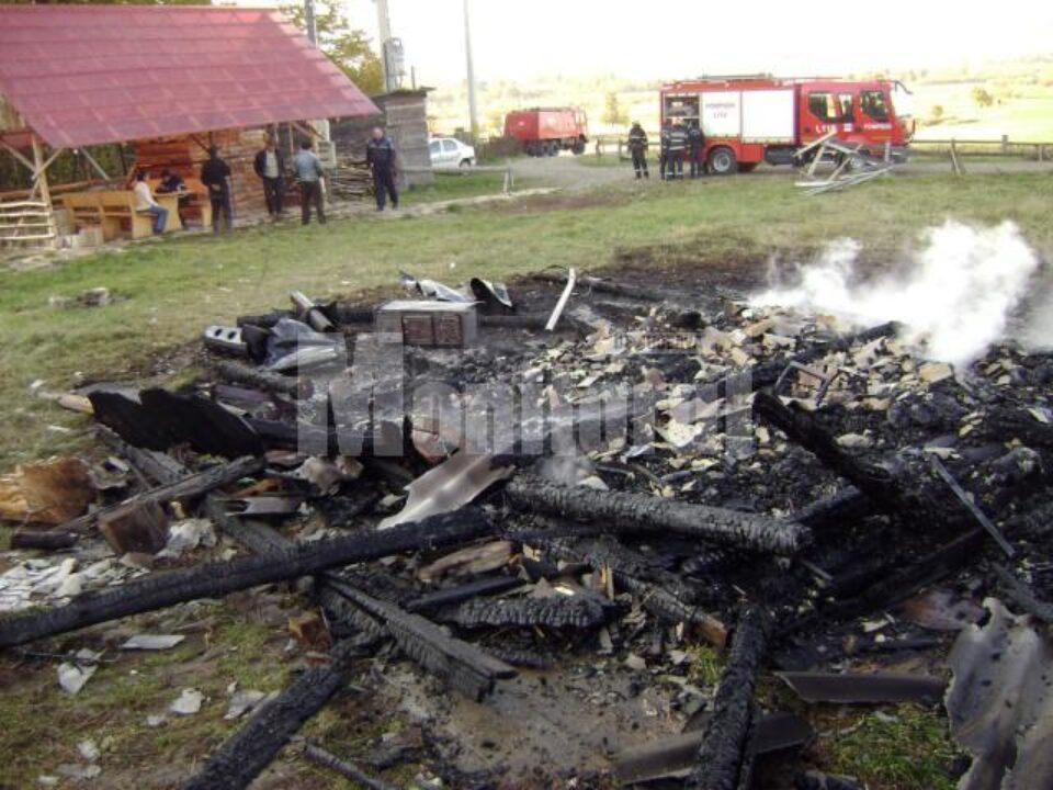 Bucătăria de vară a unei pensiuni din comuna Putna a fost mistuită de flăcări, marți după-amiază
