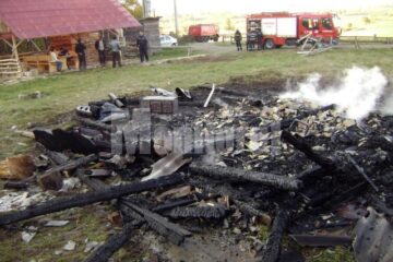 Bucătăria de vară a unei pensiuni din comuna Putna a fost mistuită de flăcări, marți după-amiază