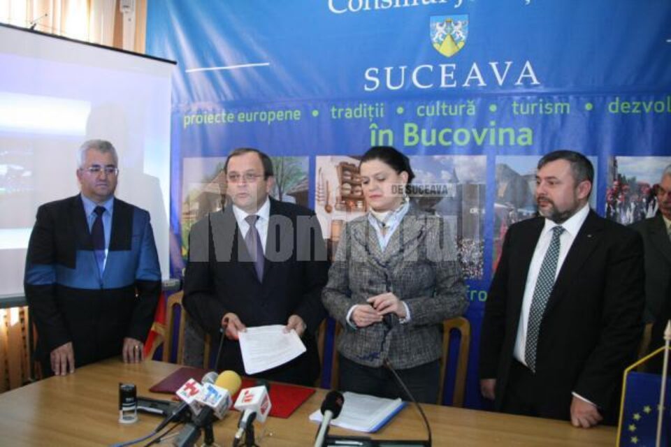La semnarea contractului au fost prezenți și primarul Sucevei, Ion Lungu, și deputatul Ioan Bălan