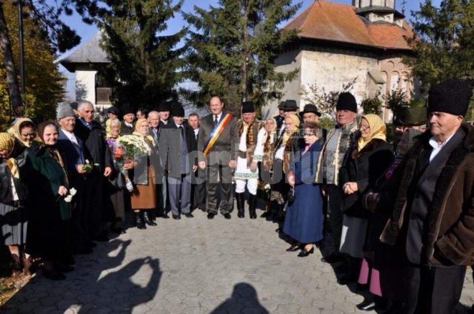 Vasile Andriciuc a cununat duminică 15 cupluri de aur, ajungând la un număr de 238 de fini