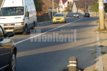 Groapă de pe strada 22 Decembrie, semnalizată cu un cauciuc