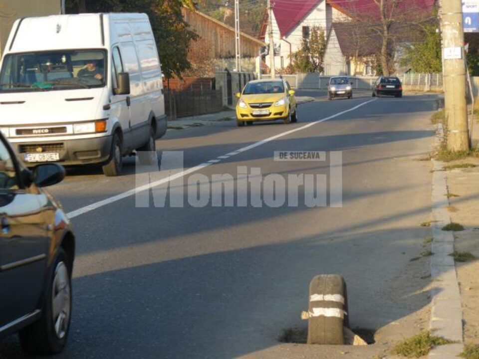 Groapă de pe strada 22 Decembrie, semnalizată cu un cauciuc