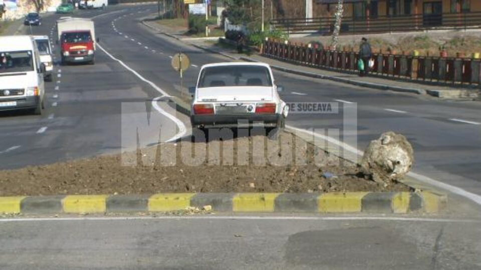 Deși mașina a ajuns în scuar încă de sâmbătă, până ieri șoferul nu o ridicase