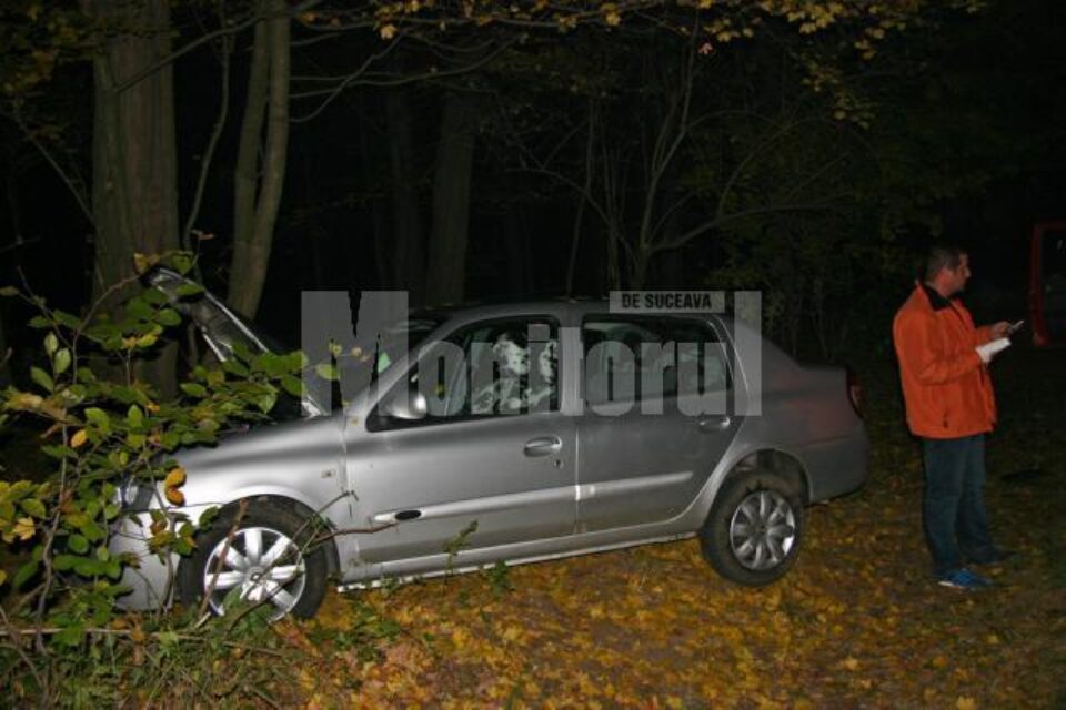 Scăpată de sub control, mașina a derapat, a părăsit carosabilul și a lovit un copac