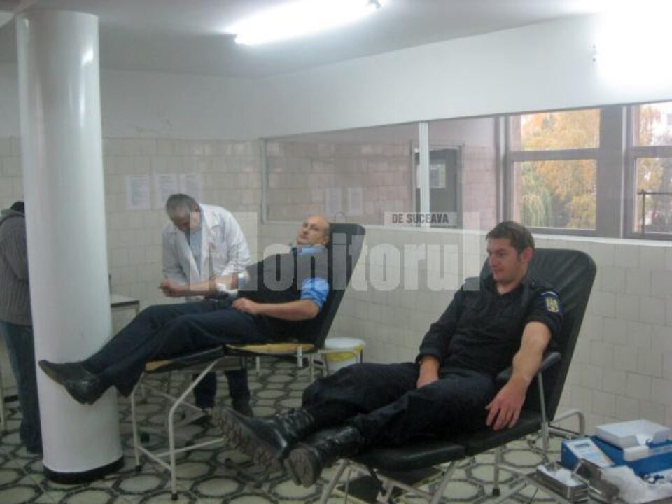 Jandarmii suceveni donează sânge în cadrul unei campanii umanitare demarate la nivel național