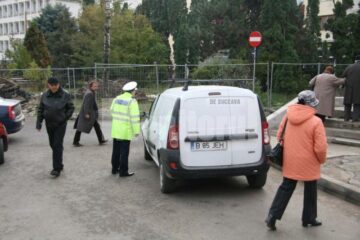 Sensul giratoriu din spatele Casei de Cultură a devenit loc de parcare pentru unii șoferi