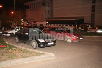 Cele doua mașini care au blocat sensul giratoriu joi seara