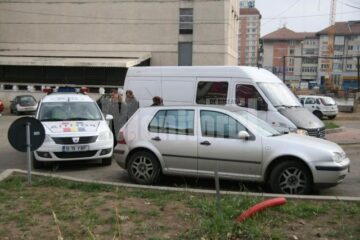 Sensul giratoriu din spatele Casei de Cultură a devenit loc de parcare pentru unii șoferi