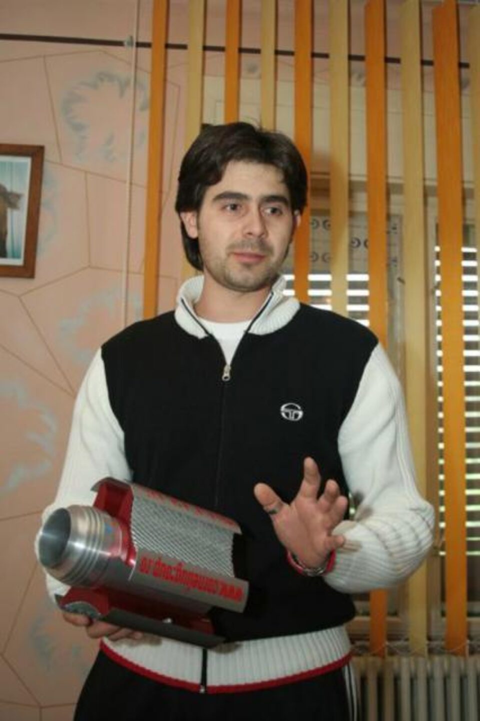 Corneliu Birtok-Băneasă a realizat un filtru de aer care crește puterea motorului cu până la 10% și reduce consumul de carburant cu 10-15%. Foto: adevarul.ro