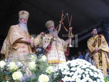 IPS Pimen și Teodosie la slujba Sfintei Liturghii