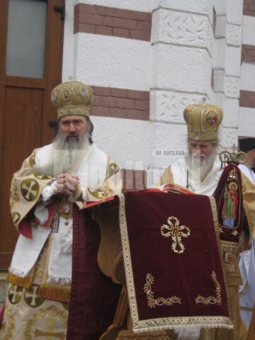 ÎPS Pimen, Arhiepiscopul Sucevei și Rădăuților și ÎPS Teodosie, Arhiepiscopul Tomisului la sfințirea bisericii din Cajvana