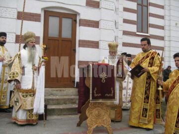 ÎPS Pimen, Arhiepiscopul Sucevei și Rădăuților și ÎPS Teodosie, Arhiepiscopul Tomisului la sfințirea bisericii din Cajvana