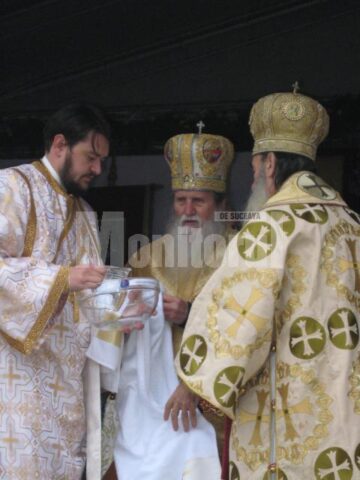 IPS Pimen și Teodosie la slujba Sfintei Liturghii