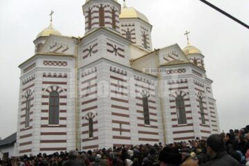 Lume adunată la sfințirea bisericii aurite din Cajvana