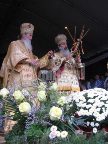 IPS Pimen și Teodosie la slujba Sfintei Liturghii