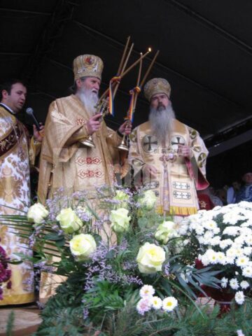 IPS Pimen și Teodosie la slujba Sfintei Liturghii